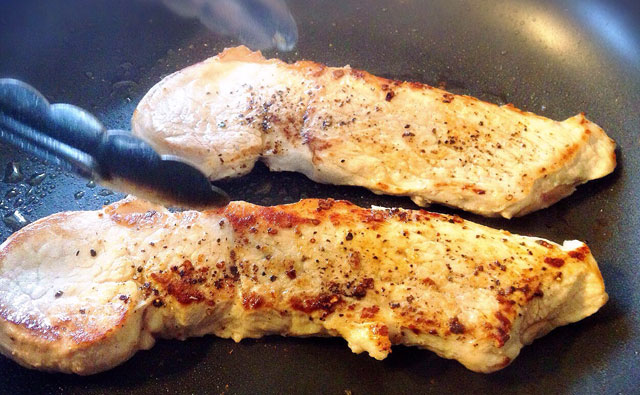 豚肉を焼く